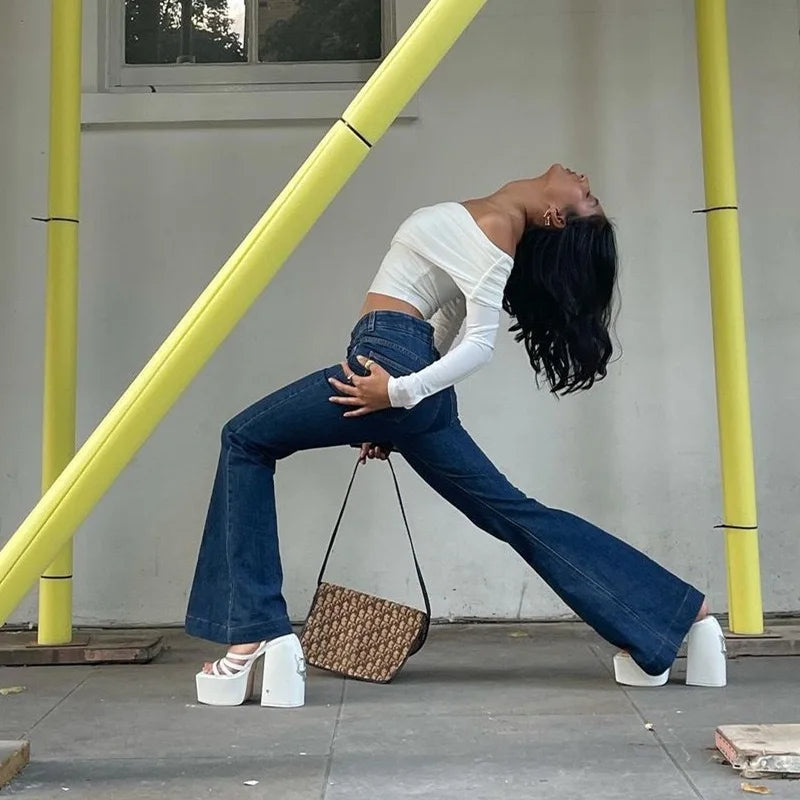 The new autumn women's fashion top is a sexy solid-color strapless one-shoulder pleated crop top T-shirt.