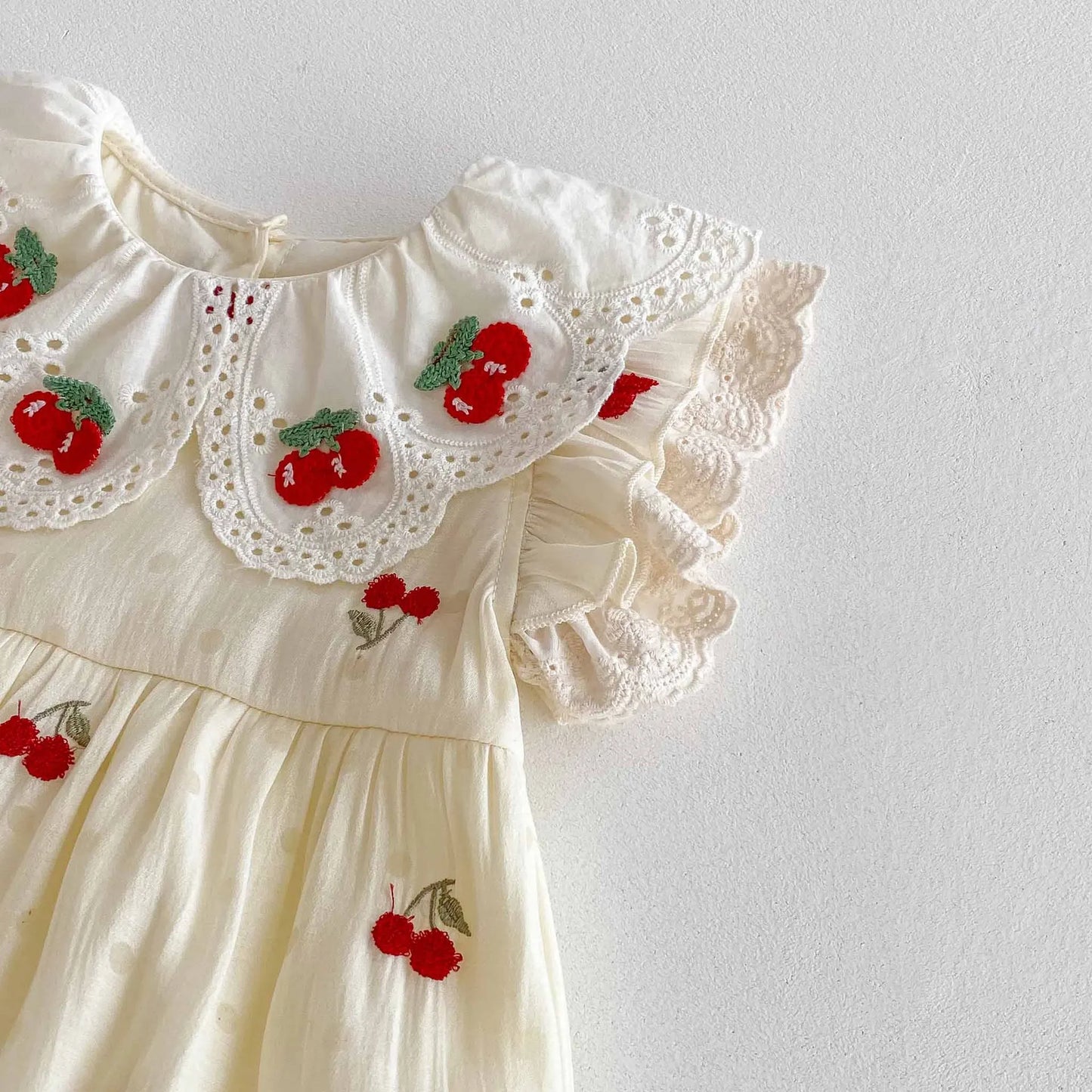 0-2 Jahre Babykleidung, Spitzenkragen-Body, Kirschstickerei, Baby-Body und einteilige Kleinkind-Geburtstagskleidung