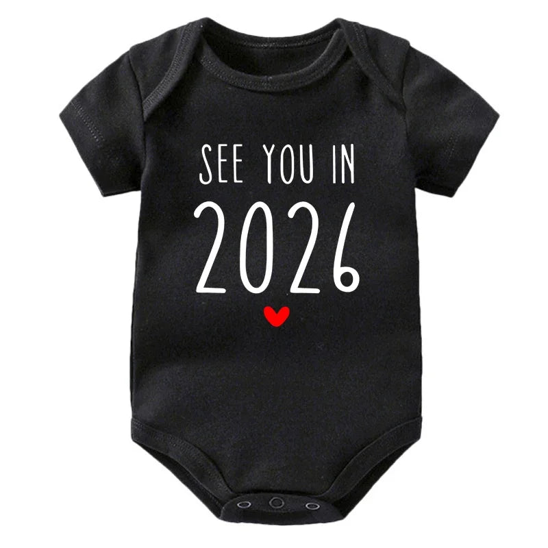 Wir sehen uns im Jahr 2026 Schwangerschaftsankündigung Baby Strampler Baumwolle Kleinkind Overall Sommer Kurzarm Neugeborene Jungen Mädchen Body