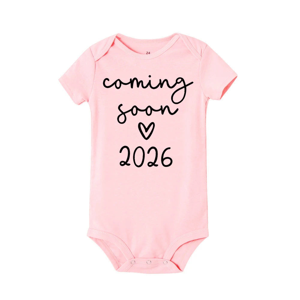Bald 2026 Baby-Ankündigungskleidung für Neugeborene, Sommer-Bodys für Jungen und Mädchen, Strampler für Schwangere, enthüllt Kleidung