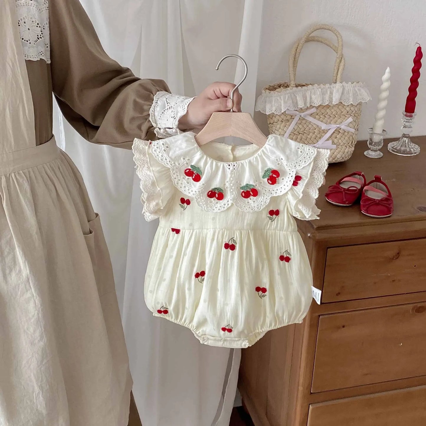 0-2 Jahre Babykleidung, Spitzenkragen-Body, Kirschstickerei, Baby-Body und einteilige Kleinkind-Geburtstagskleidung