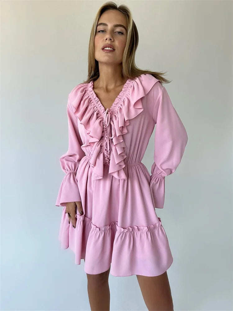 Glänzendes gekräuseltes weißes Mini kleid mit V-Ausschnitt, weibliches Patchwork, langärmliges, elegantes Verband-Mode kleid, hoch tailliertes Schnür kleid für Frauen