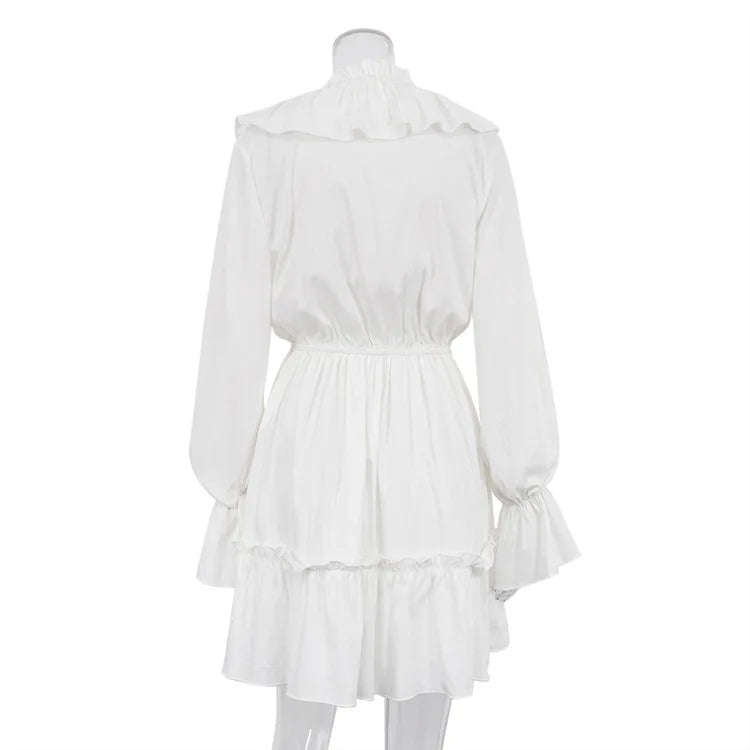 Glänzendes gekräuseltes weißes Mini kleid mit V-Ausschnitt, weibliches Patchwork, langärmliges, elegantes Verband-Mode kleid, hoch tailliertes Schnür kleid für Frauen
