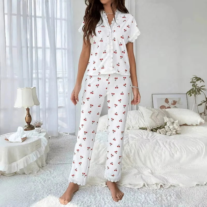 Damen-Pyjama-Set mit Spitzenbesatz, kurzärmliges Oberteil mit Knöpfen vorne und durchgehende Hose, Kirschdruck, 2-teilig, Nachtwäsche, Nachtwäsche, Homewear