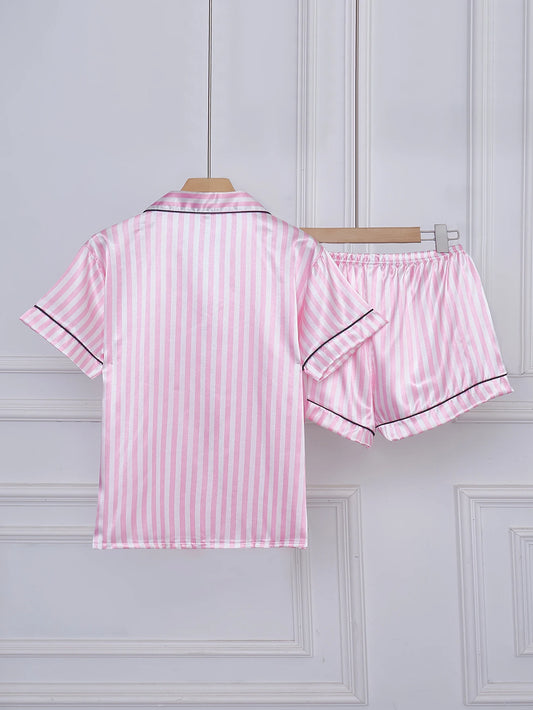 Gestreiftes, besticktes Pyjama-Set mit Buchstabentaschen, kurzen Ärmeln und Shorts, lässige Satin-Nachtwäsche mit Reverskragen und Knopfdetail.