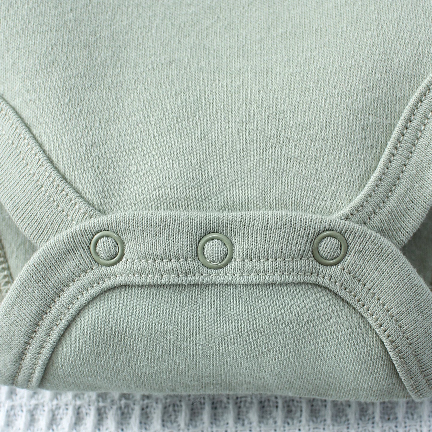 3-teiliges Sommer-Baby-Body, dreiteiliges Set mit Cartoon-Dinosaurier-Muster und Streifenmuster, Knopf-Design für Jungen im Alter von 0–9 Monaten
