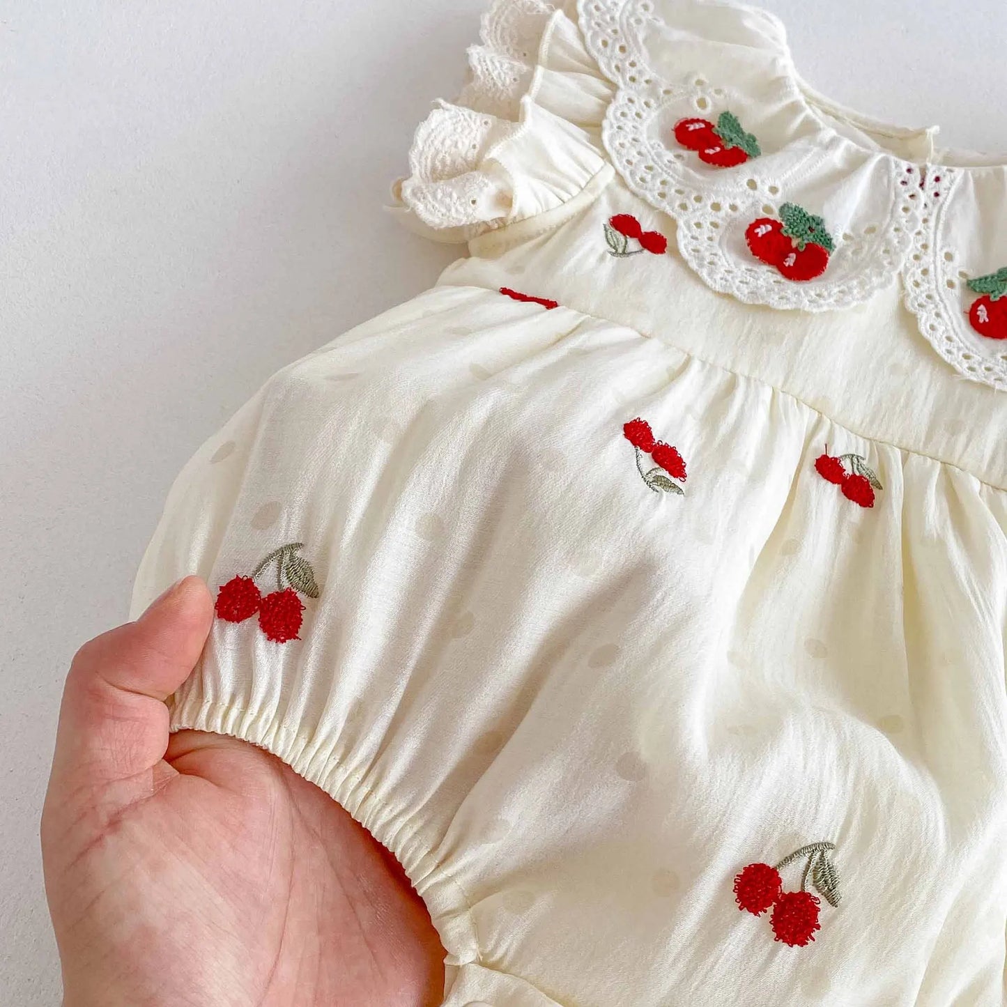 0-2 Jahre Babykleidung, Spitzenkragen-Body, Kirschstickerei, Baby-Body und einteilige Kleinkind-Geburtstagskleidung