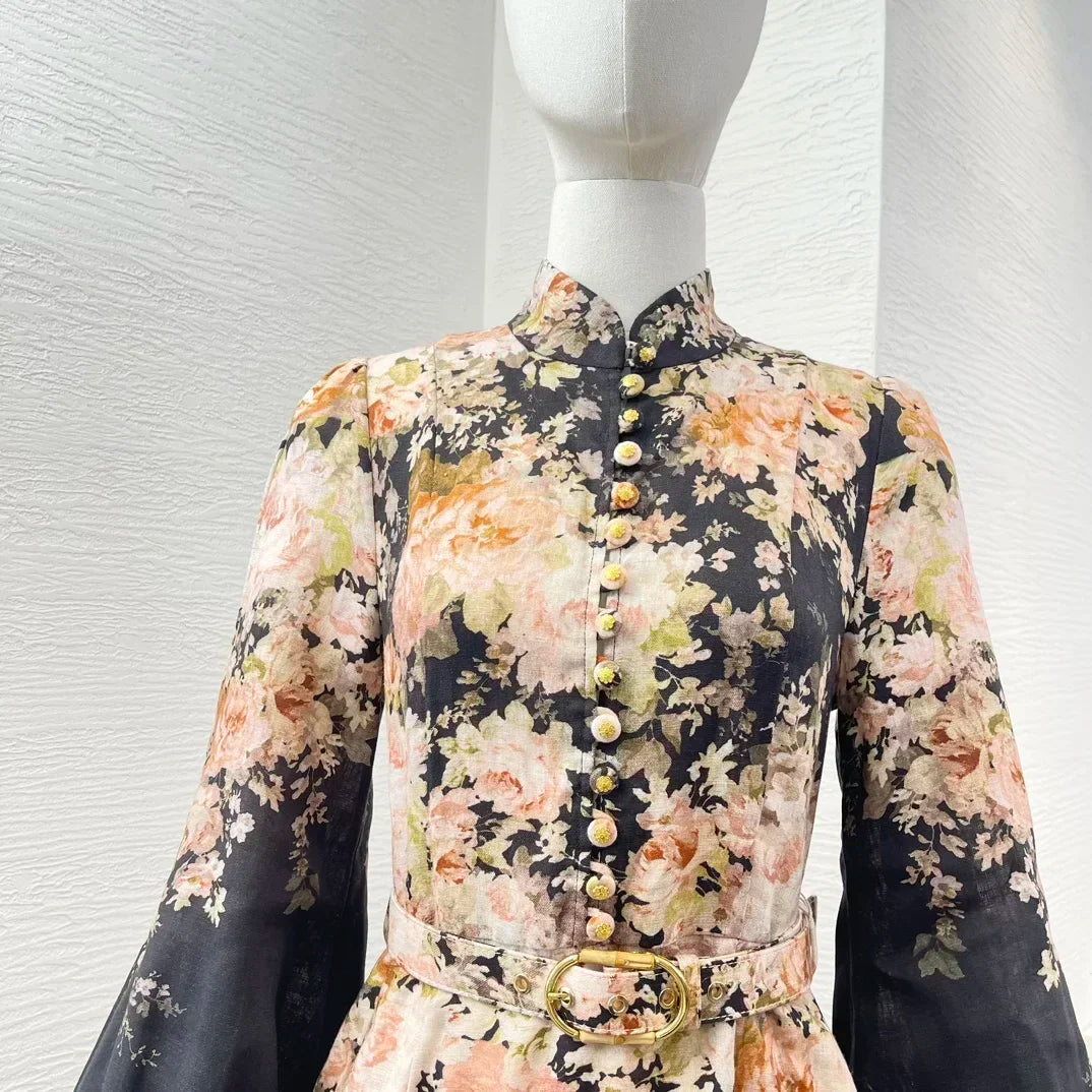 Schwarzes Leinen-Midikleid mit Rokoko-Blumendruck, langen Ärmeln und hoher Taille