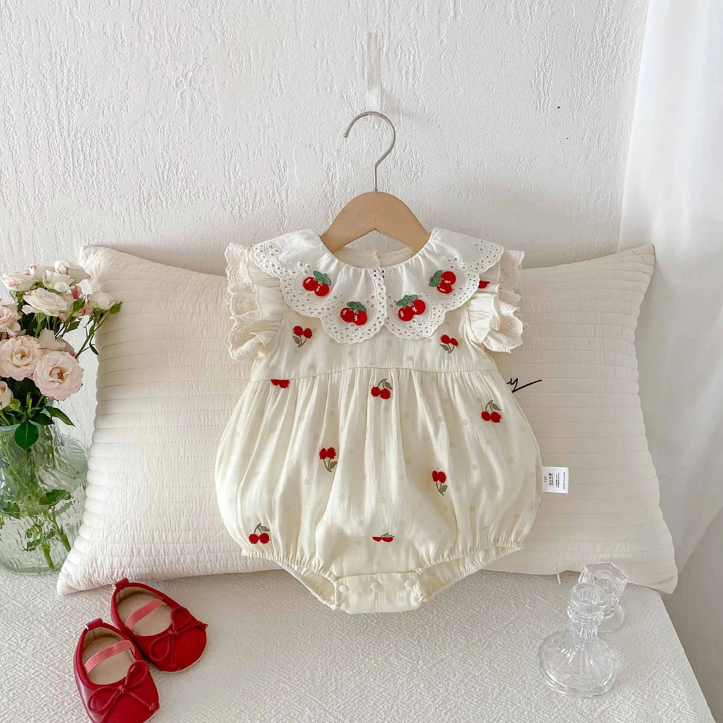 0-2 Jahre Babykleidung, Spitzenkragen-Body, Kirschstickerei, Baby-Body und einteilige Kleinkind-Geburtstagskleidung