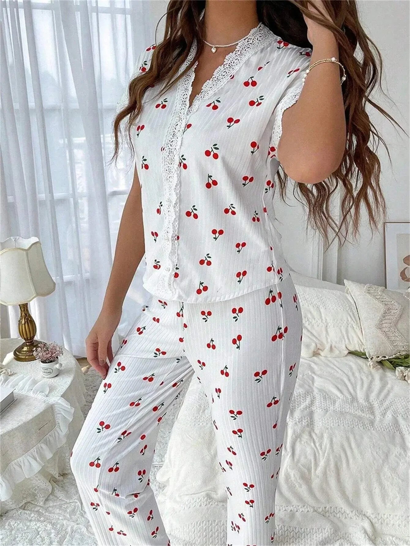Damen-Pyjama-Set mit Spitzenbesatz, kurzärmliges Oberteil mit Knöpfen vorne und durchgehende Hose, Kirschdruck, 2-teilig, Nachtwäsche, Nachtwäsche, Homewear