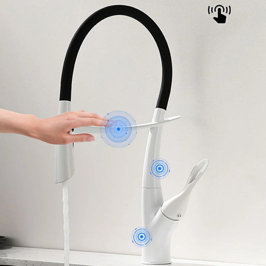 Luxuriöser Küchenarmatur aus grauem Messing in Gun-Grau mit intelligentem Touch-Design. Einhebelmischer für heißes und kaltes Wasser mit magnetischer Saugkraft