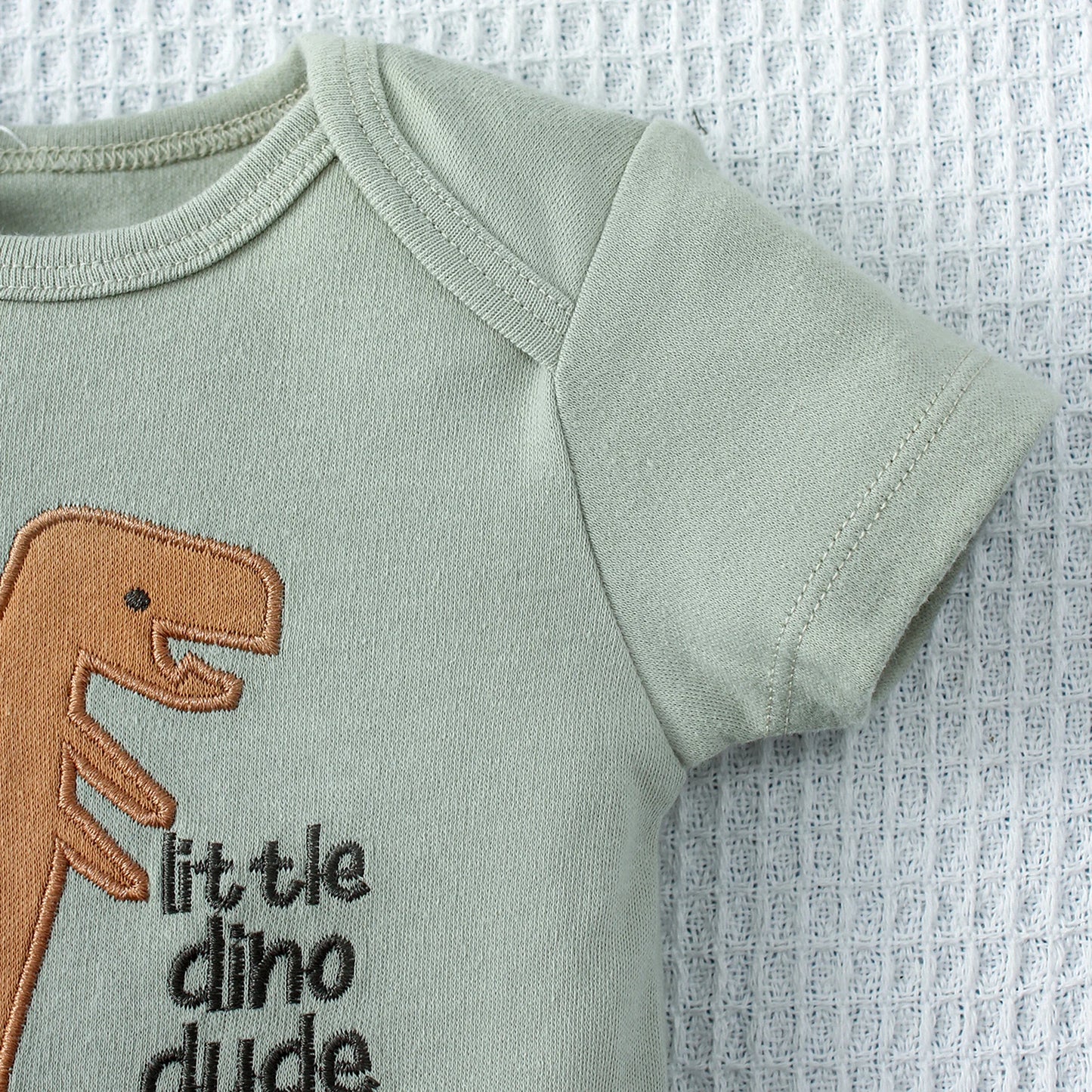 3-teiliges Sommer-Baby-Body, dreiteiliges Set mit Cartoon-Dinosaurier-Muster und Streifenmuster, Knopf-Design für Jungen im Alter von 0–9 Monaten