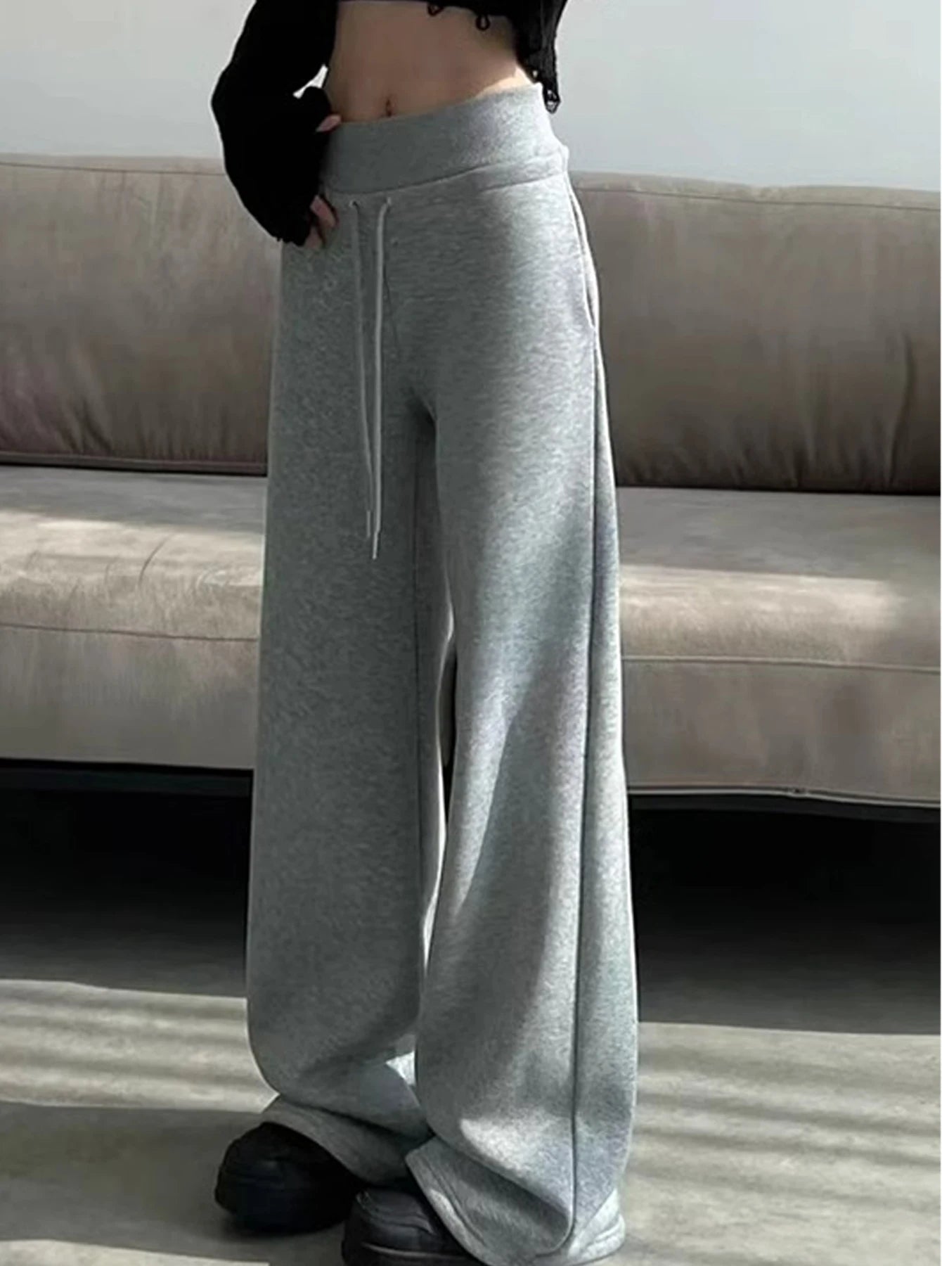 Graue Sporthose für Damen mit hoher Taille und lockerem, schlankem, geradem Bein und weitem Bein. Amerikanische Jogginghose.