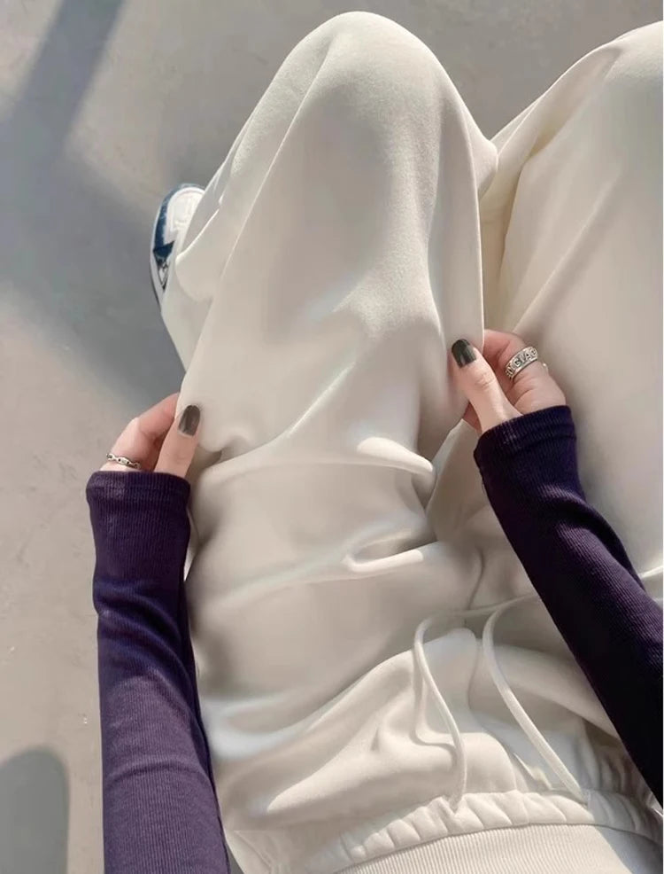 Graue Sporthose für Damen mit hoher Taille und lockerem, schlankem, geradem Bein und weitem Bein. Amerikanische Jogginghose.