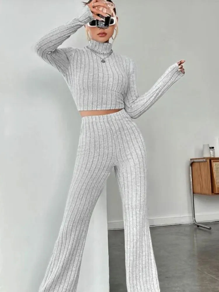 Stand Collar Navel T-shirt and Trumpet pants.