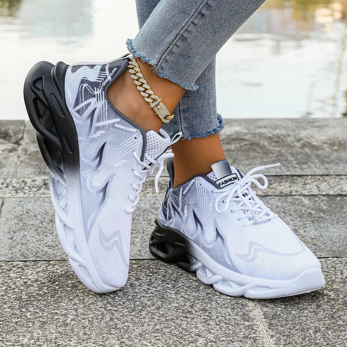 Women's Sneakers 2025 New Fashion Breathable Trainers Comfortable Sneakers Women Mesh Fabric Lace Up Female Footwear Women Shoes.