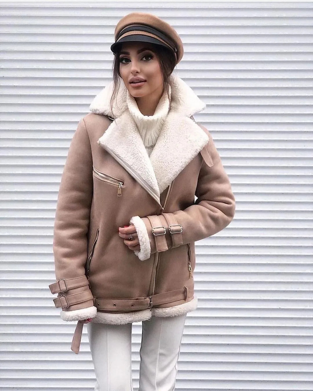 Die neue Damenjacke mit extra dicker, warmer und extra dicker Lammfeder-Reiterjacke mit Kunstfell