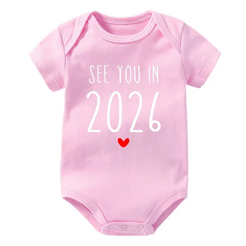 Wir sehen uns im Jahr 2026 Schwangerschaftsankündigung Baby Strampler Baumwolle Kleinkind Overall Sommer Kurzarm Neugeborene Jungen Mädchen Body