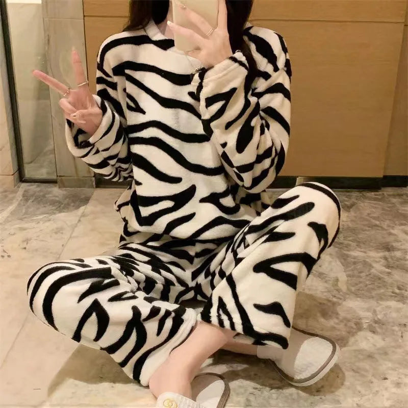 Zebra-gestreifter Korallensamt-Pyjama, Homewear-Anzug für Damen, Herbst und Winter, neuer Heimanzug, gepolsterte und verdickte warme Kleidung