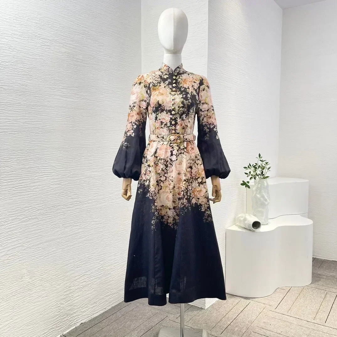 Schwarzes Leinen-Midikleid mit Rokoko-Blumendruck, langen Ärmeln und hoher Taille