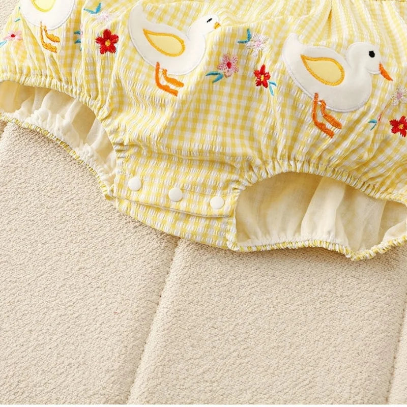0–2 Jahre Neugeborene Kinder, bezaubernder Baby-Mädchen-Strampler aus Baumwollgaze, gelb kariert, bezauberndes besticktes Enten-Design – weich und süß