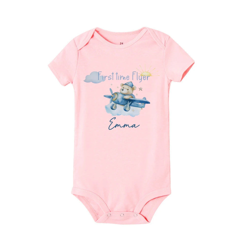Benutzer definierte Name Erste Zeit Flyer & Bär Flugzeug drucken Baby Bodysuit lässig Kurzarm Säugling Stram pler Baby Souvenir Geschenke Kleidung.