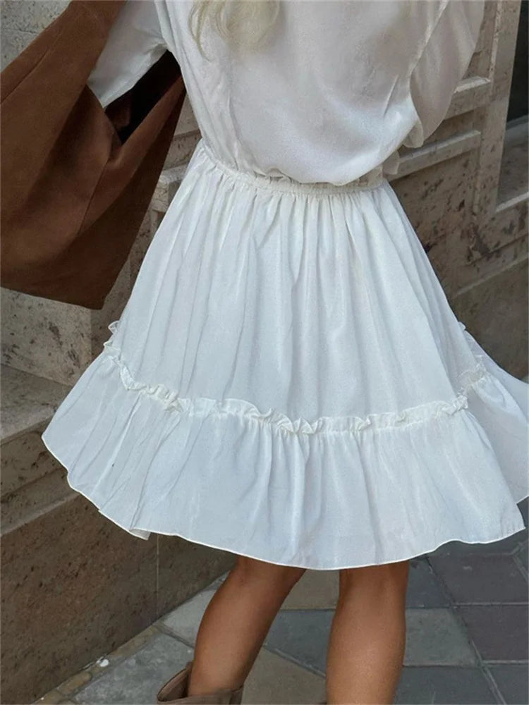 Glänzendes gekräuseltes weißes Mini kleid mit V-Ausschnitt, weibliches Patchwork, langärmliges, elegantes Verband-Mode kleid, hoch tailliertes Schnür kleid für Frauen