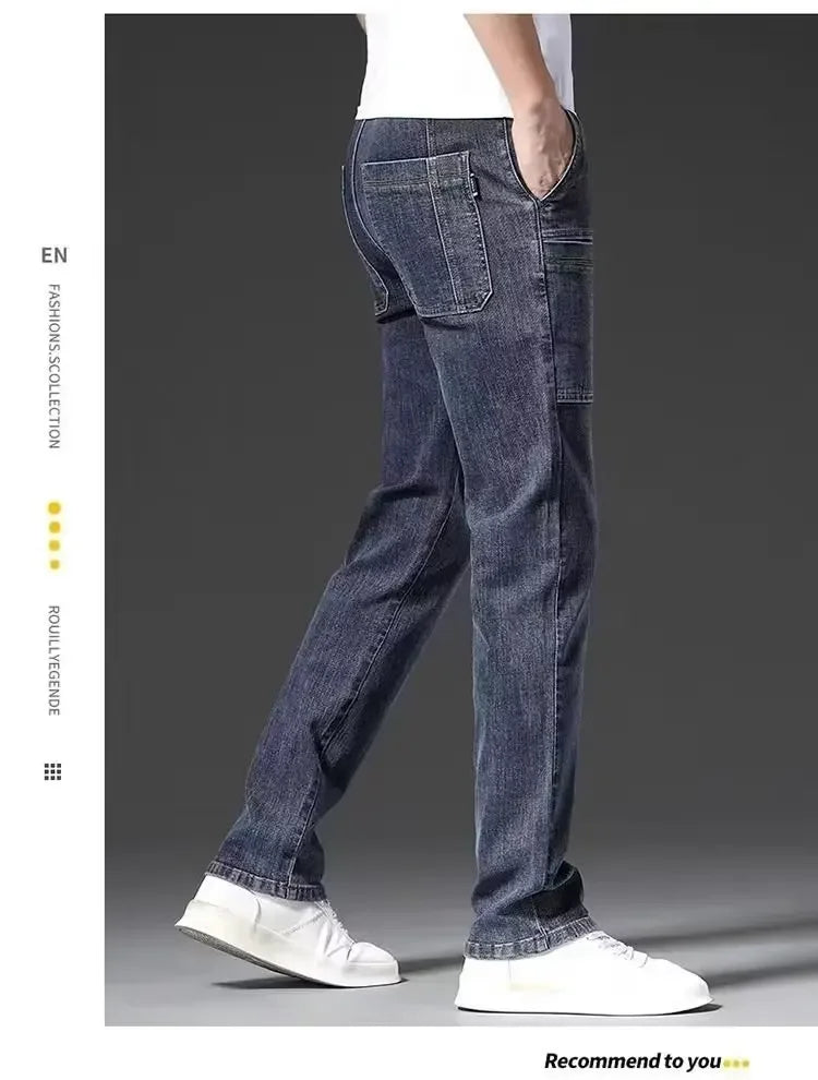 Elastische Herrenjeans, lässig, lockere Passform, mehrere Taschen, sechs Taschen, vielseitig, stilvoll, trendig, lockere Hose, männliches Modell