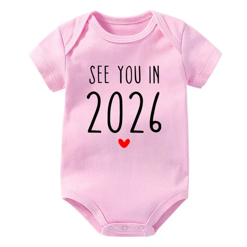 Wir sehen uns im Jahr 2026 Schwangerschaftsankündigung Baby Strampler Baumwolle Kleinkind Overall Sommer Kurzarm Neugeborene Jungen Mädchen Body
