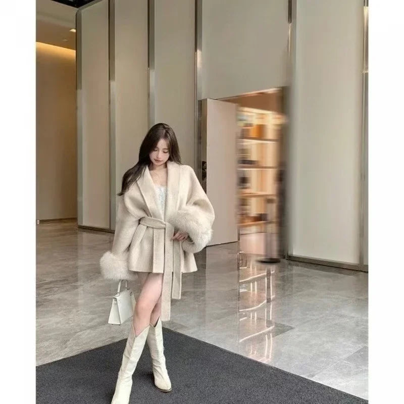 Grauer Wollmantel mit Krawatten-Taillenkollektion für Damen im Herbst und Winter 2024, neuer langärmeliger, lockerer High-End-Cape-Mantel, mittellanges Oberteil