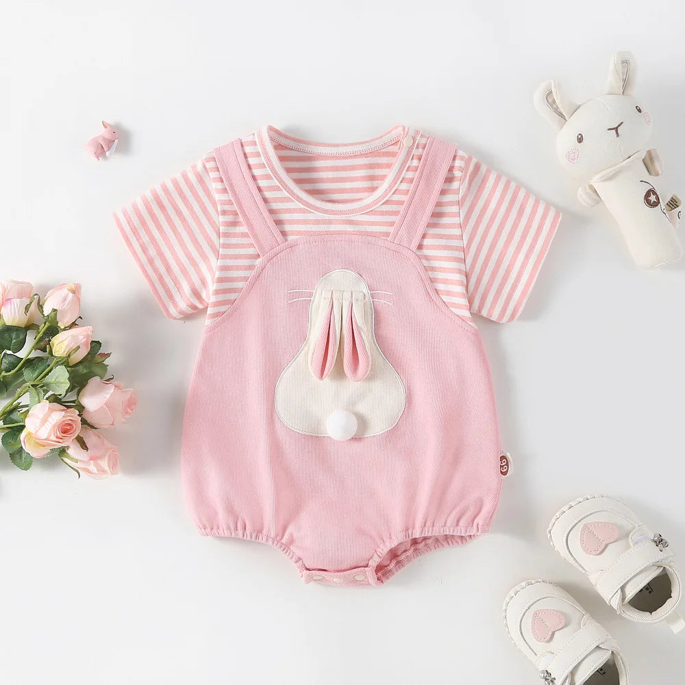 2024 Sommer Baby Mädchen Kleidung niedlichen Hasen falsch zweiteiligen Bodysuit Kleinkind Streifen Patchwork einteilige Kleidung