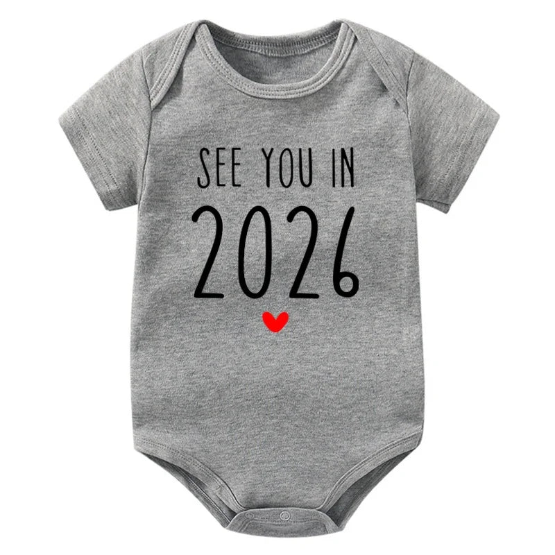 Wir sehen uns im Jahr 2026 Schwangerschaftsankündigung Baby Strampler Baumwolle Kleinkind Overall Sommer Kurzarm Neugeborene Jungen Mädchen Body