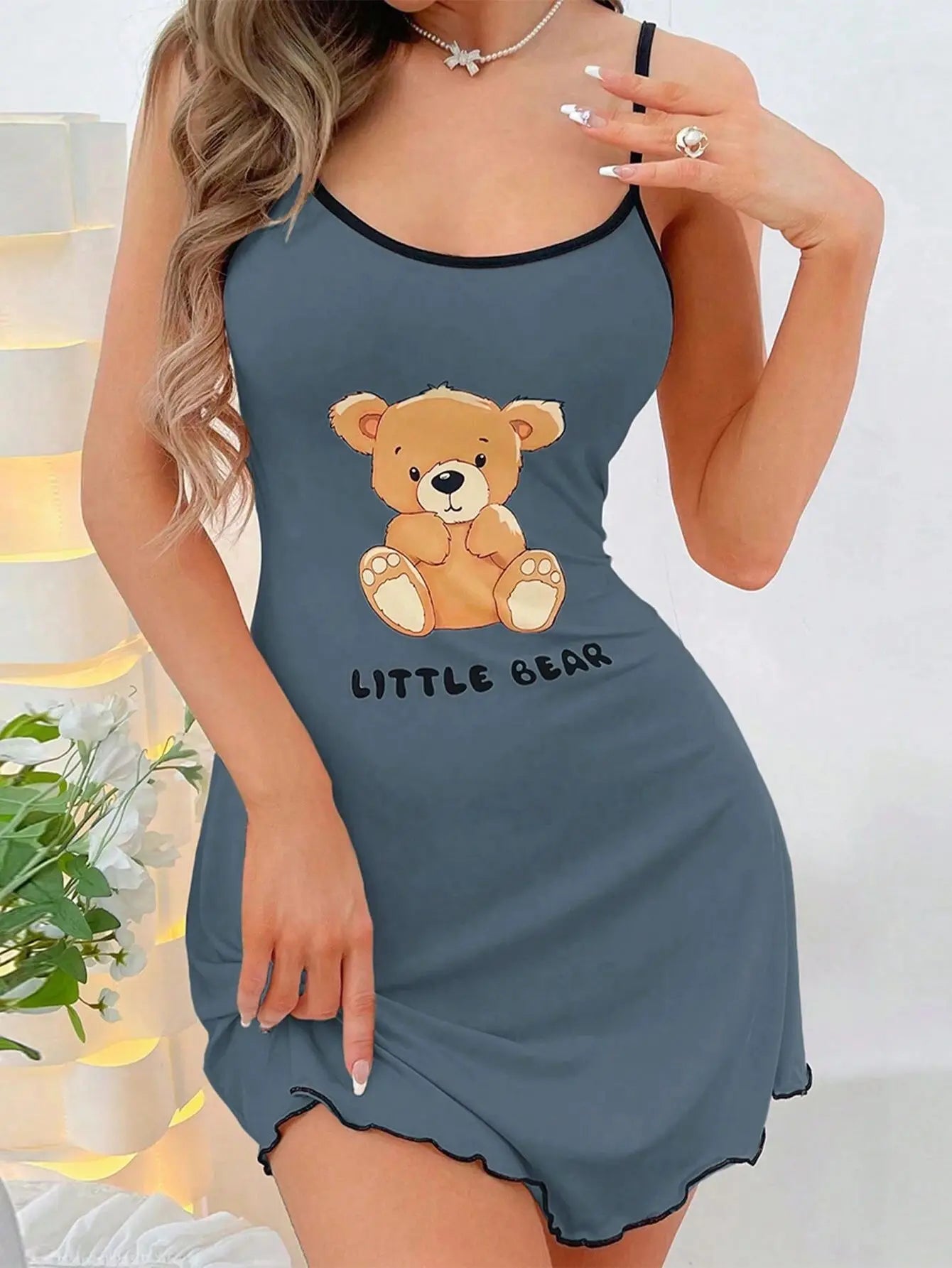 Neues Damen-Nachthemd mit sexy kleinem Bären-Aufdruck, süßes Cami-Schlafkleid, Mini-Spaghettiträger, Salatsaum, Kontrastbesatz, Loungewear