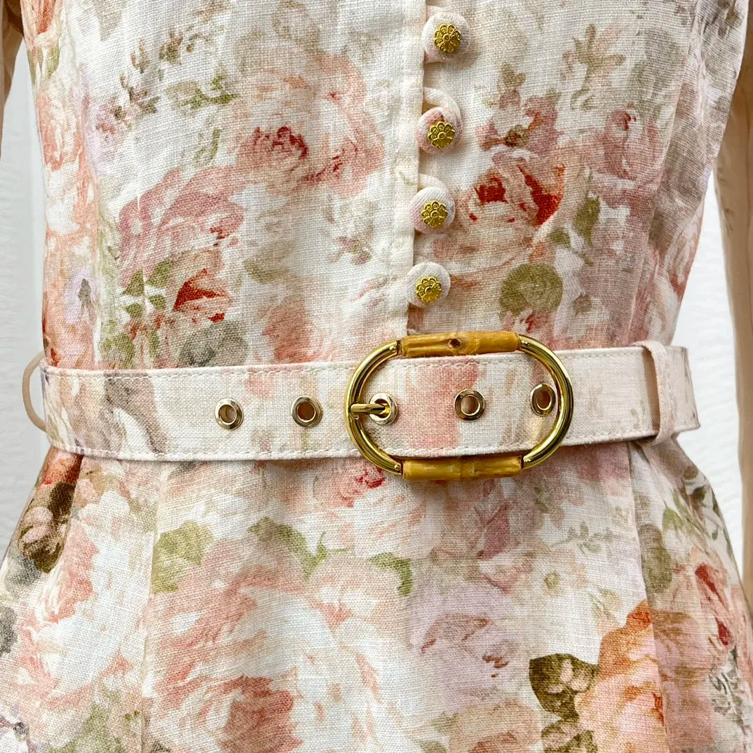 Schwarzes Leinen-Midikleid mit Rokoko-Blumendruck, langen Ärmeln und hoher Taille