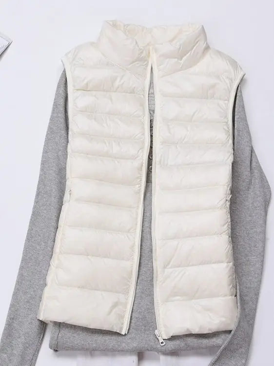 0-10 ℃ Frauen Westen Herbst Winter Ultra Licht Ente Unten Weste Weibliche Dünne Ärmellose Jacke Winddicht Warme Puffer Weste 4XL