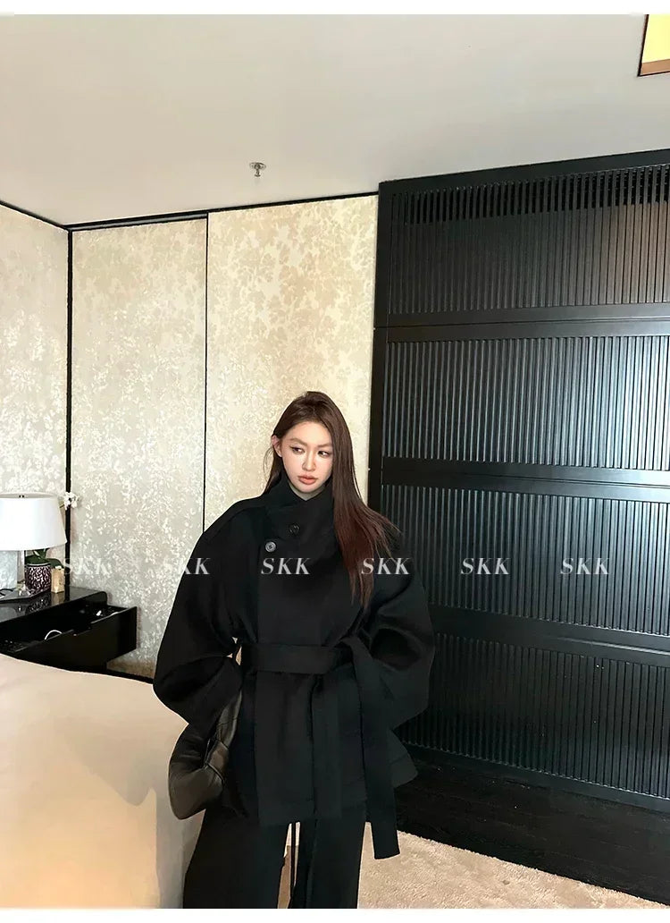 MiiiiX Lässiger Stehkragen, lockerer Wollmantel, mittellang, vielseitige Jacke, Schnür-Taille, Oberbekleidung, 2024, Herbst-Damenkleidung