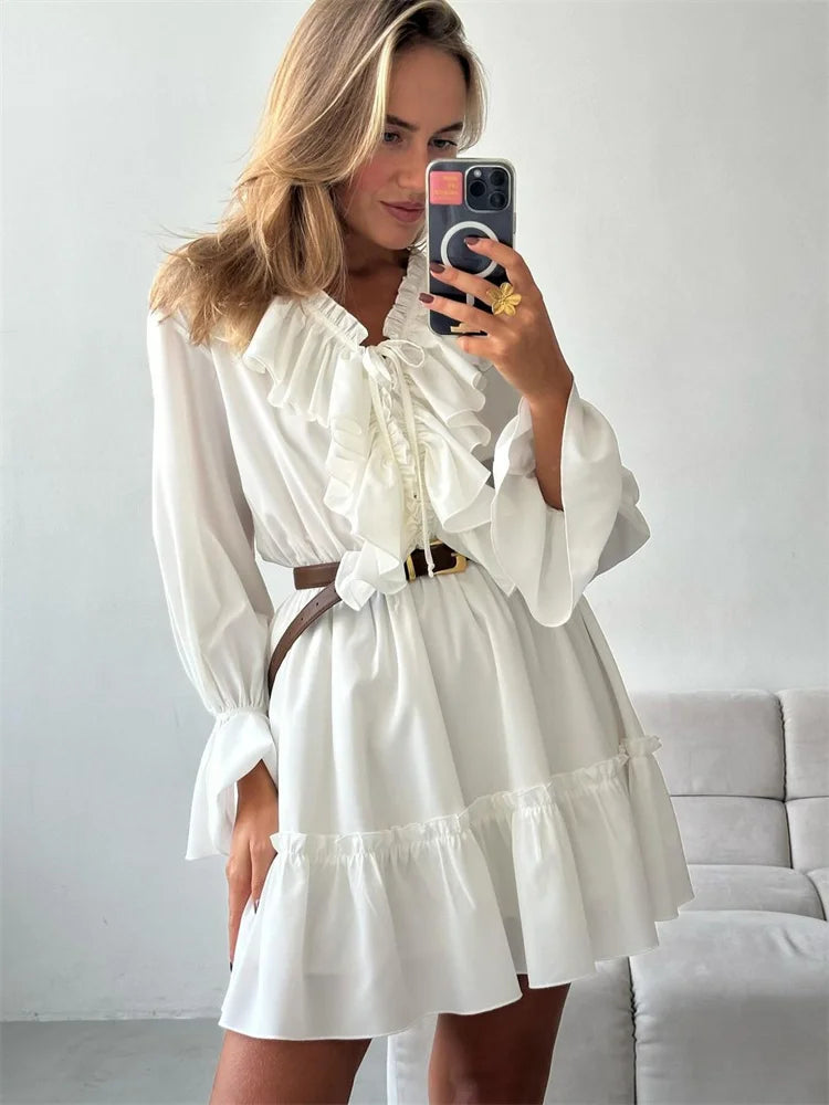 Glänzendes gekräuseltes weißes Mini kleid mit V-Ausschnitt, weibliches Patchwork, langärmliges, elegantes Verband-Mode kleid, hoch tailliertes Schnür kleid für Frauen