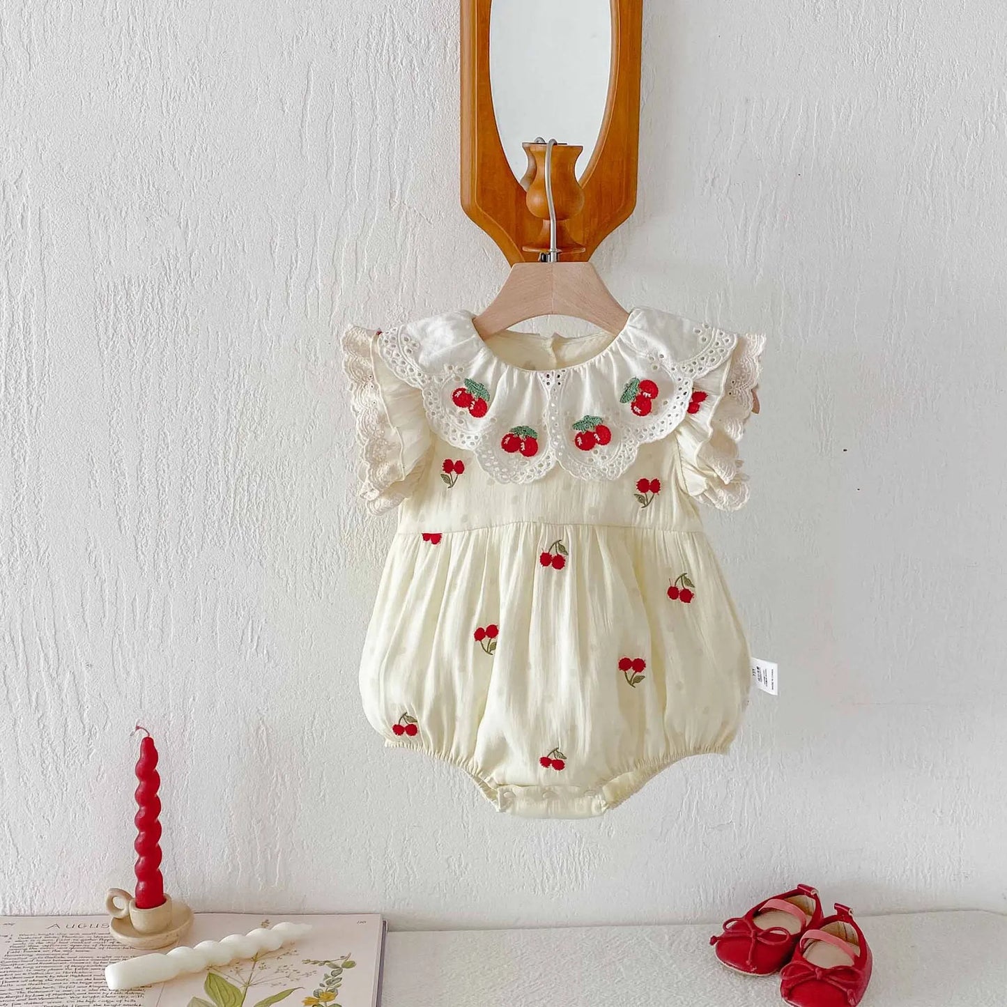 0-2 Jahre Babykleidung, Spitzenkragen-Body, Kirschstickerei, Baby-Body und einteilige Kleinkind-Geburtstagskleidung
