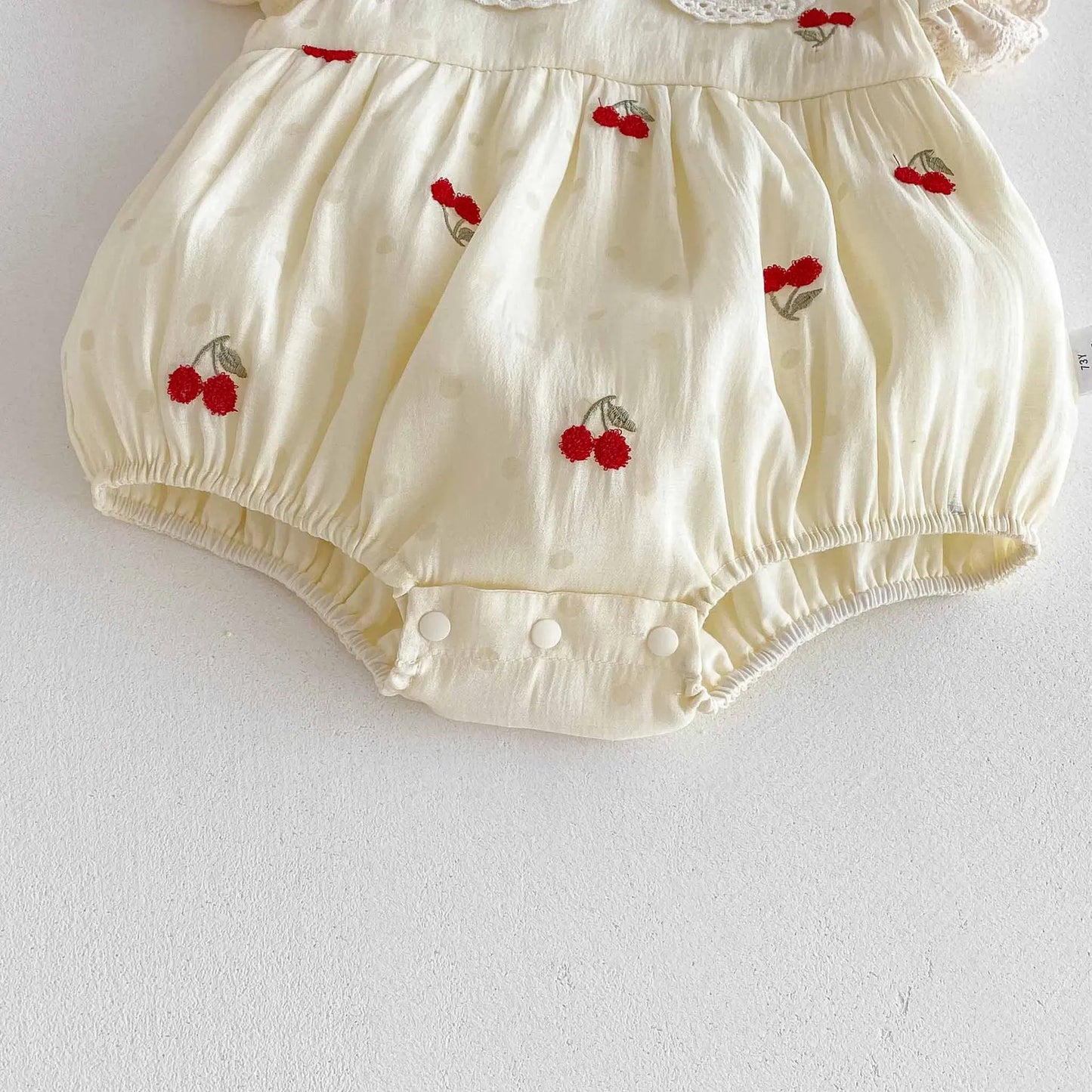 0-2 Jahre Babykleidung, Spitzenkragen-Body, Kirschstickerei, Baby-Body und einteilige Kleinkind-Geburtstagskleidung