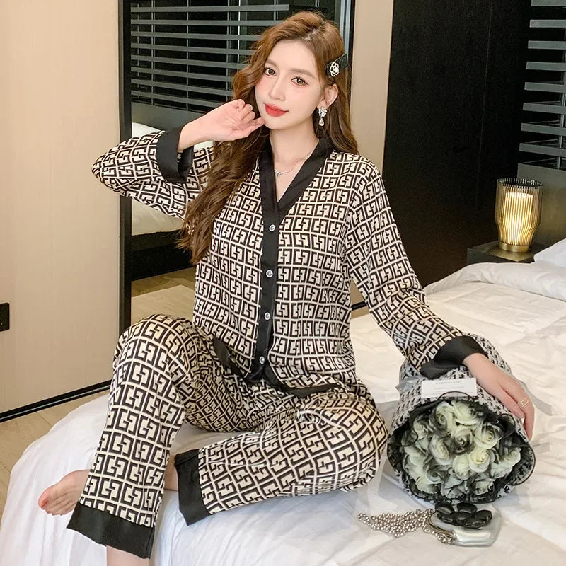 2PcsLarge Größe Frauen Pyjamas Set Gedruckt Homewear Eis Seide Lange Ärmeln Lange Hosen Student Pyjamas Schwarz Strickjacke kann Getragen Werden