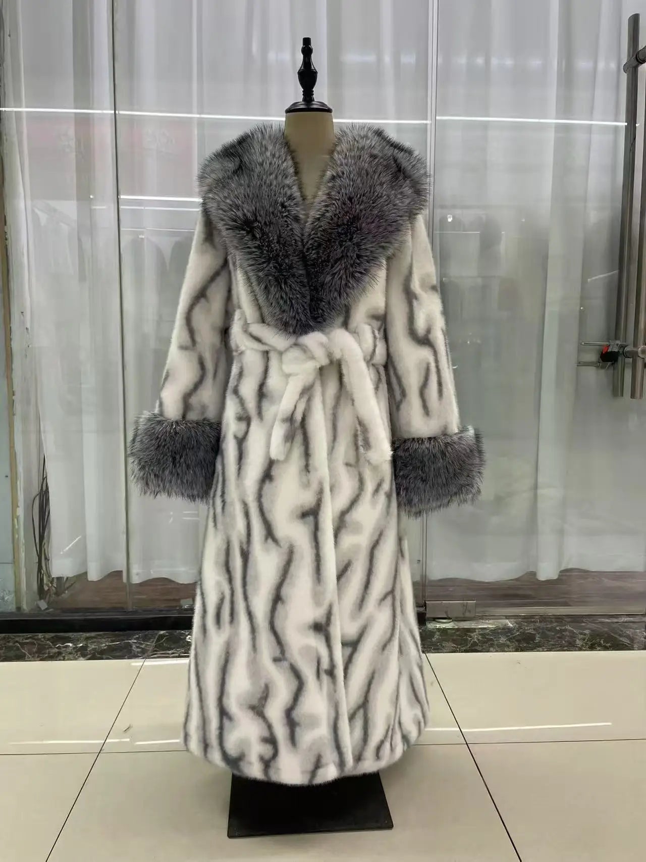 Damen-Winterjacke 2025, echter silberner Fuchspelzmantel mit natürlichem Waschbärfellfutter, warme Oberbekleidung aus Wollgeflecht für Streetwear