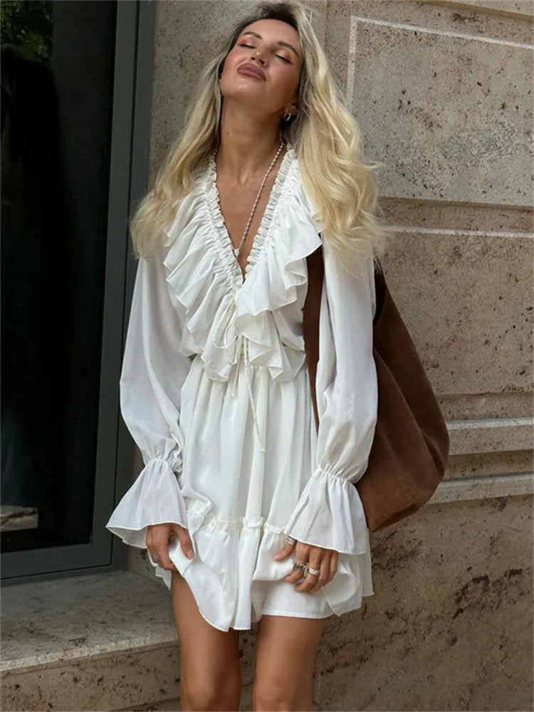 Glänzendes gekräuseltes weißes Mini kleid mit V-Ausschnitt, weibliches Patchwork, langärmliges, elegantes Verband-Mode kleid, hoch tailliertes Schnür kleid für Frauen