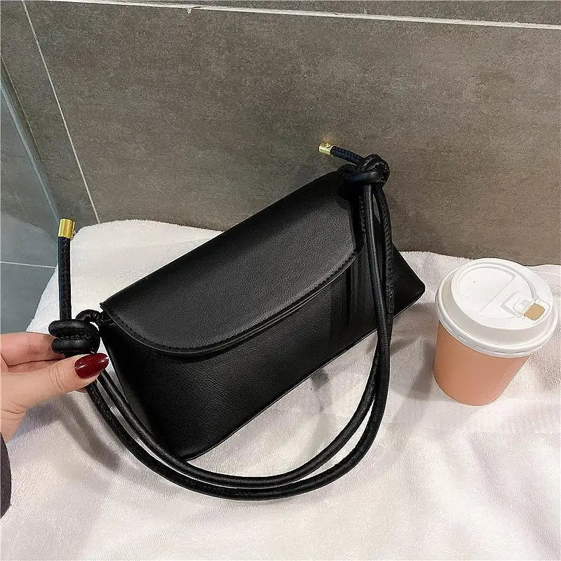 Internet celebrity retro small bag for women in autumn and winter, new trendy crossbody bag, fashionable one shoulder small bag.