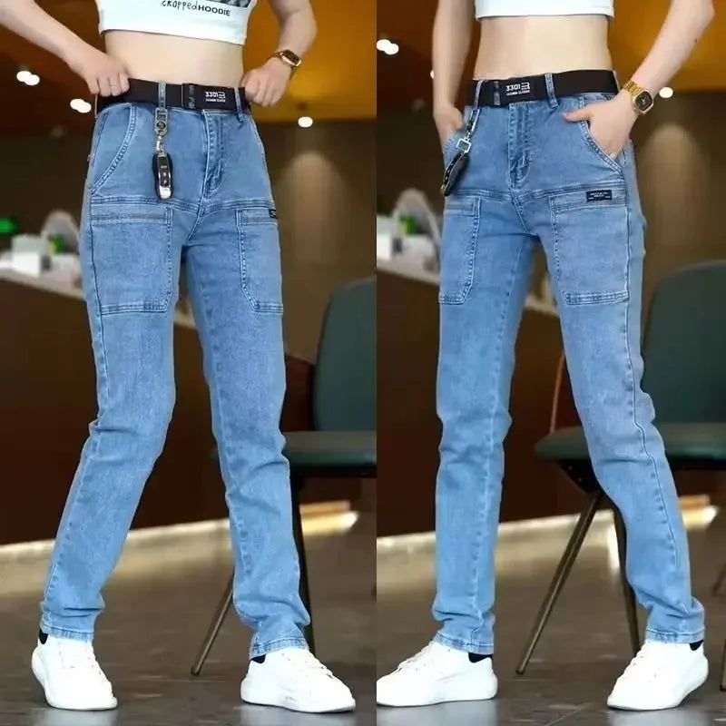 Elastische Herrenjeans, lässig, lockere Passform, mehrere Taschen, sechs Taschen, vielseitig, stilvoll, trendig, lockere Hose, männliches Modell