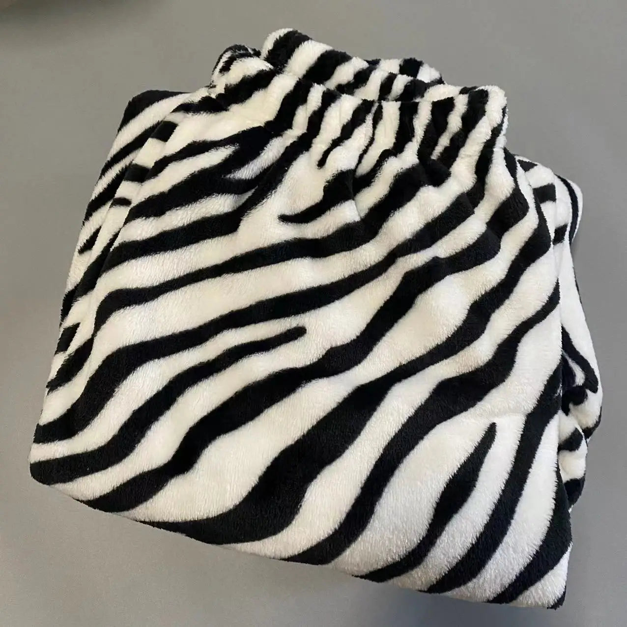 Zebra-gestreifter Korallensamt-Pyjama, Homewear-Anzug für Damen, Herbst und Winter, neuer Heimanzug, gepolsterte und verdickte warme Kleidung