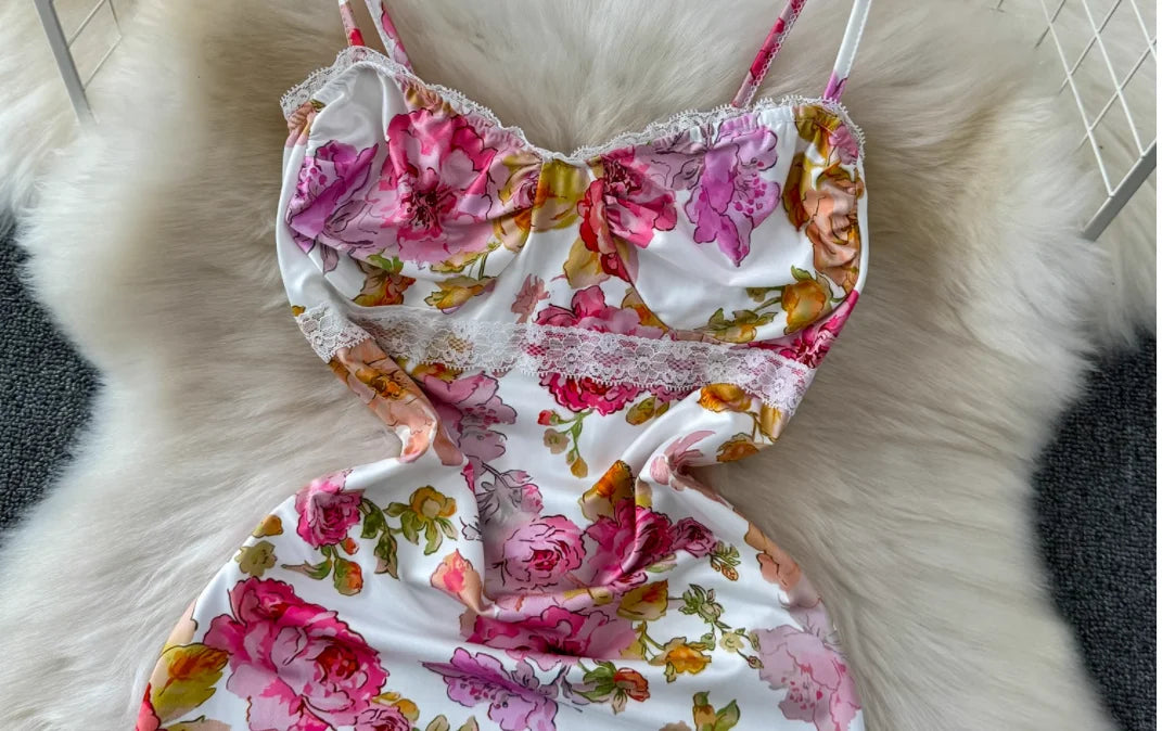 Damenbekleidung, Sommermode, neue Mode, bedruckt, schlank, sexy, rückenfrei, Sling-Kleid