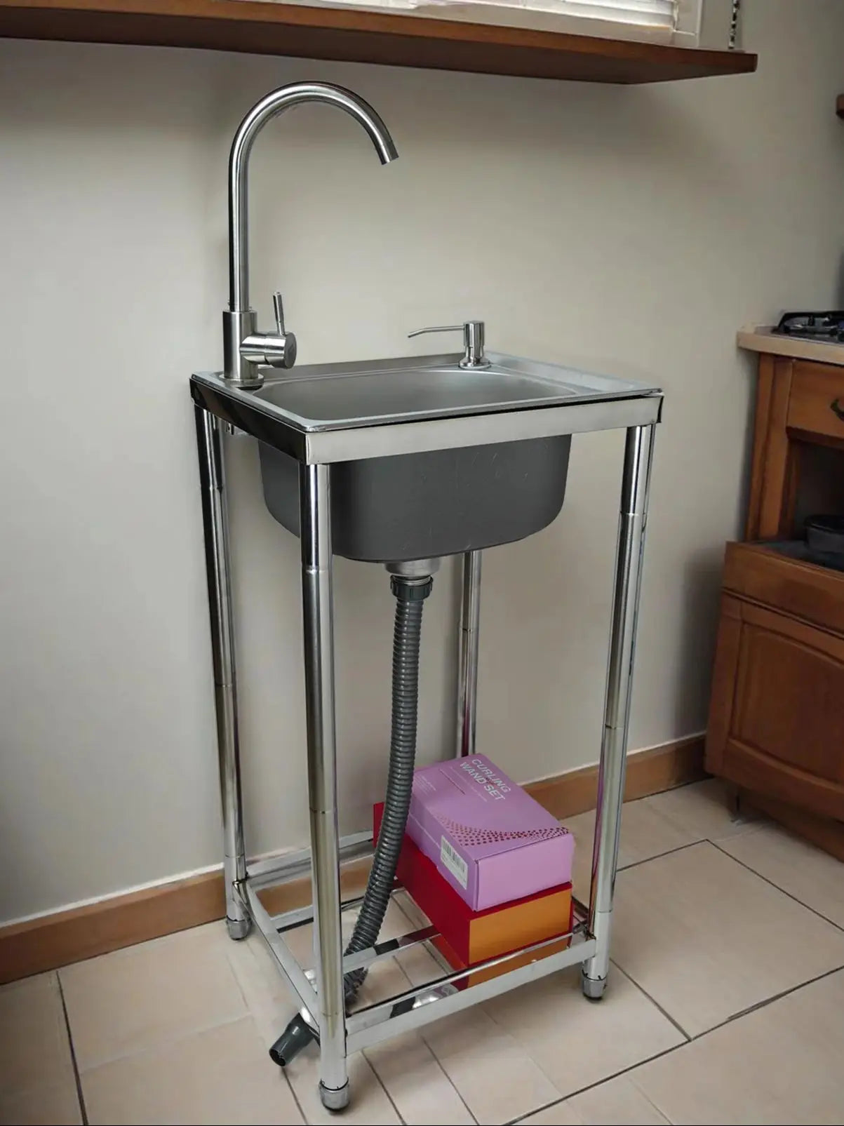 Freistehendes Edelstahl-Waschbecken, Außenspüle, Einzelschüssel, tragbares Outdoor-Camping-Waschbecken mit Abfluss und Warm- und Kaltwasserhahn