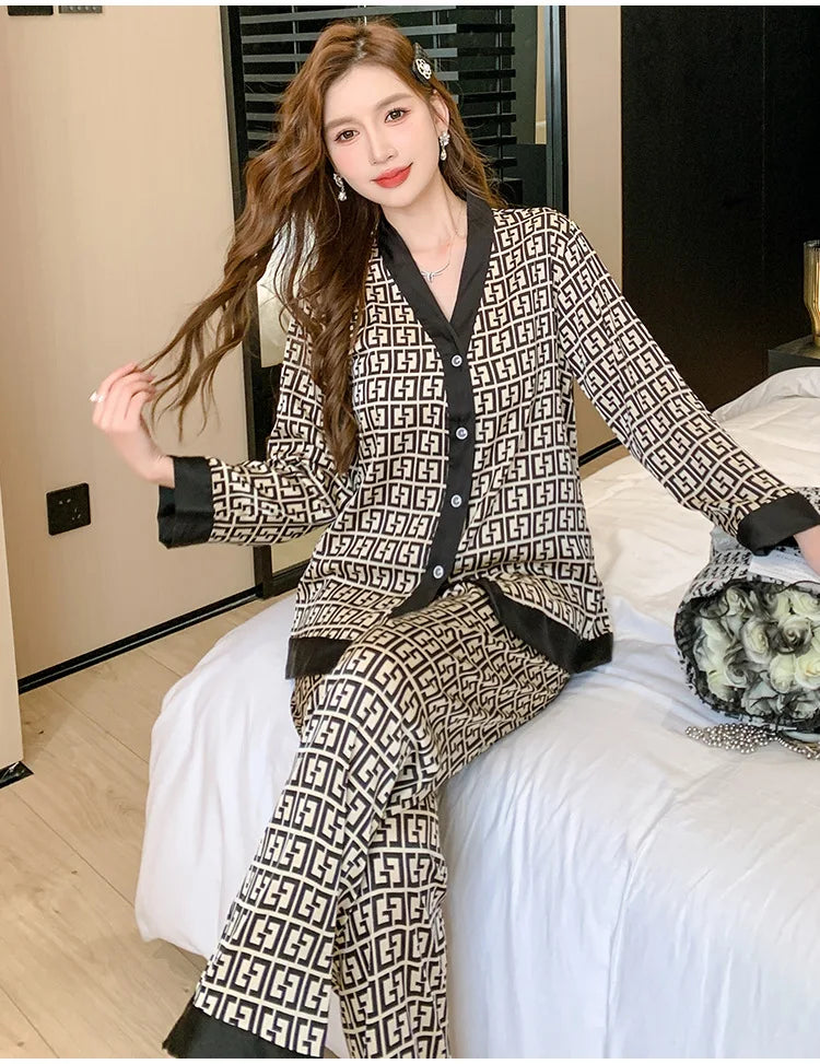 2PcsLarge Größe Frauen Pyjamas Set Gedruckt Homewear Eis Seide Lange Ärmeln Lange Hosen Student Pyjamas Schwarz Strickjacke kann Getragen Werden