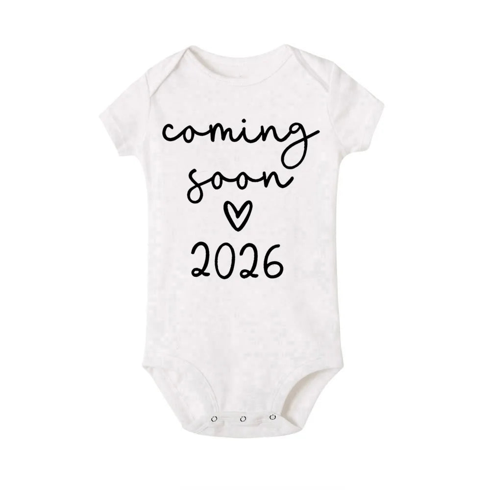 Bald 2026 Baby-Ankündigungskleidung für Neugeborene, Sommer-Bodys für Jungen und Mädchen, Strampler für Schwangere, enthüllt Kleidung.
