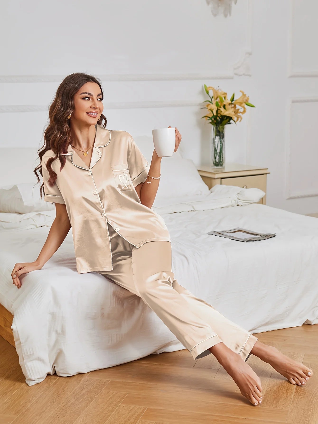 Pyjama-Set aus Satin mit Herz-Stickerei, lässig, kurzärmelig, Knopfleiste, Reverskragen, Oberteil und Hose, Damen-Nachtwäsche